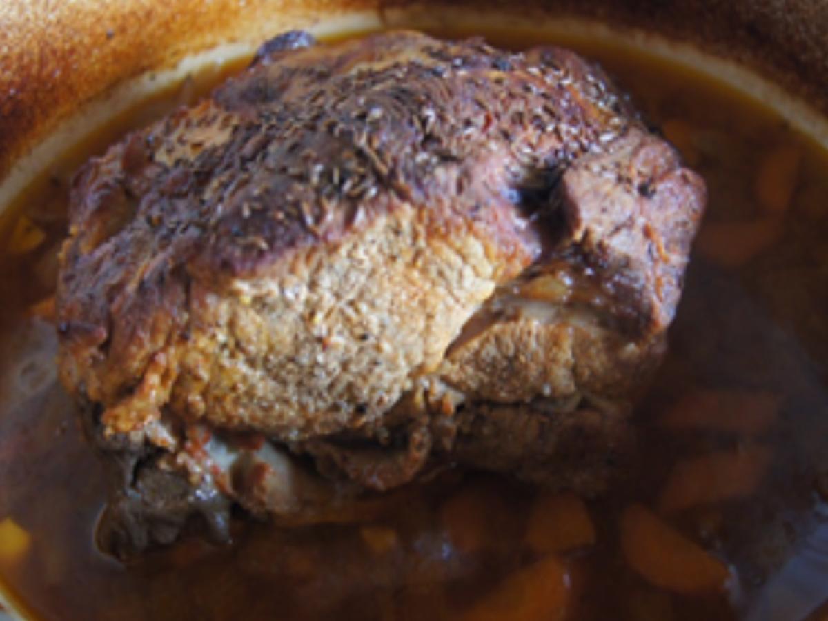 Schweinenackenbraten mit Sauce, Spargel und Drillingen - einfach - von ...