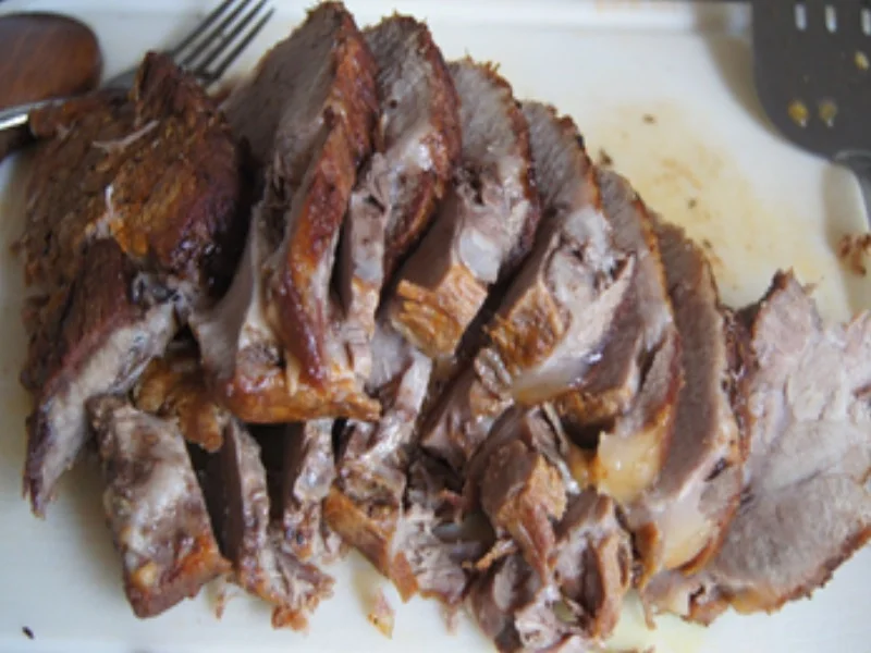 Schweinenackenbraten mit Sauce, Spargel und Drillingen - Rezept - Bild Nr. 16660