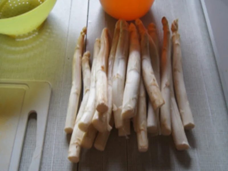 Schweinenackenbraten mit Sauce, Spargel und Drillingen - Rezept - Bild Nr. 16662