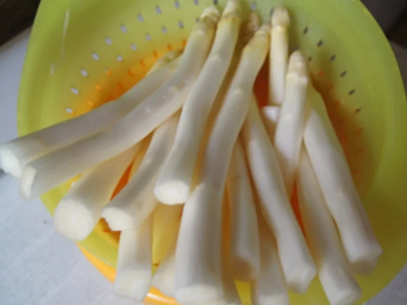 Schweinenackenbraten mit Sauce, Spargel und Drillingen - Rezept - Bild Nr. 16663