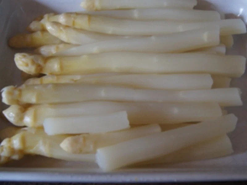 Schweinenackenbraten mit Sauce, Spargel und Drillingen - Rezept - Bild Nr. 16665