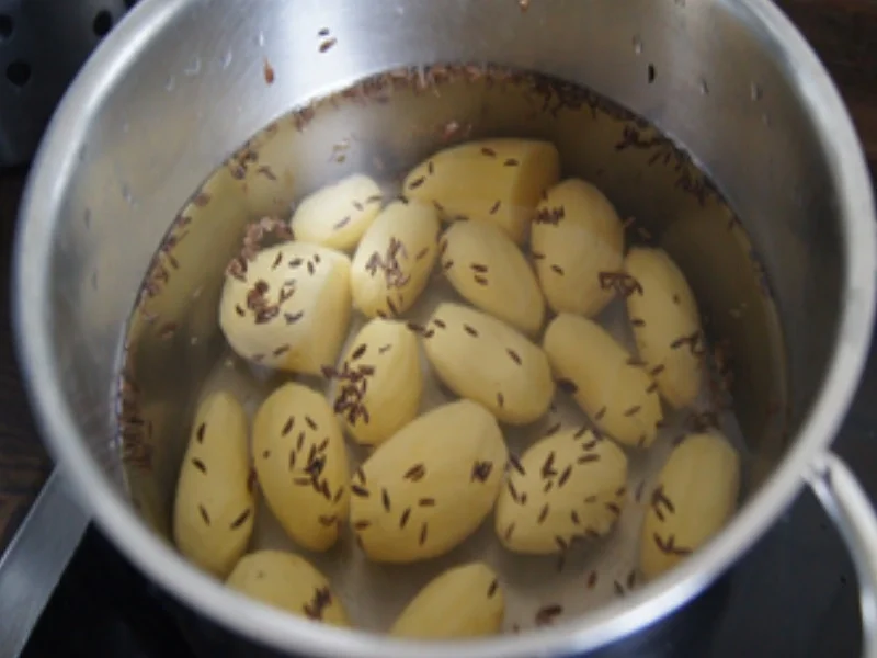 Schweinenackenbraten mit Sauce, Spargel und Drillingen - Rezept - Bild Nr. 16666