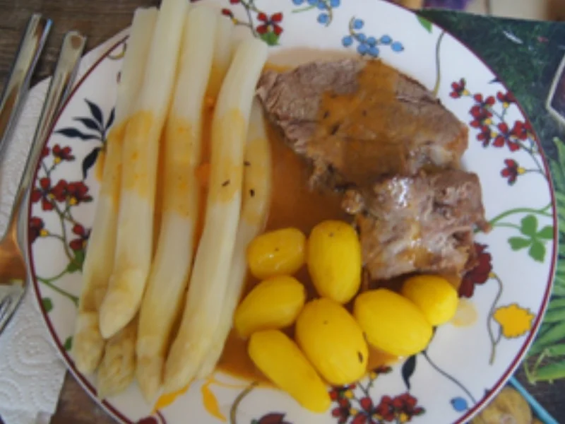 Schweinenackenbraten mit Sauce, Spargel und Drillingen - Rezept - Bild Nr. 16668