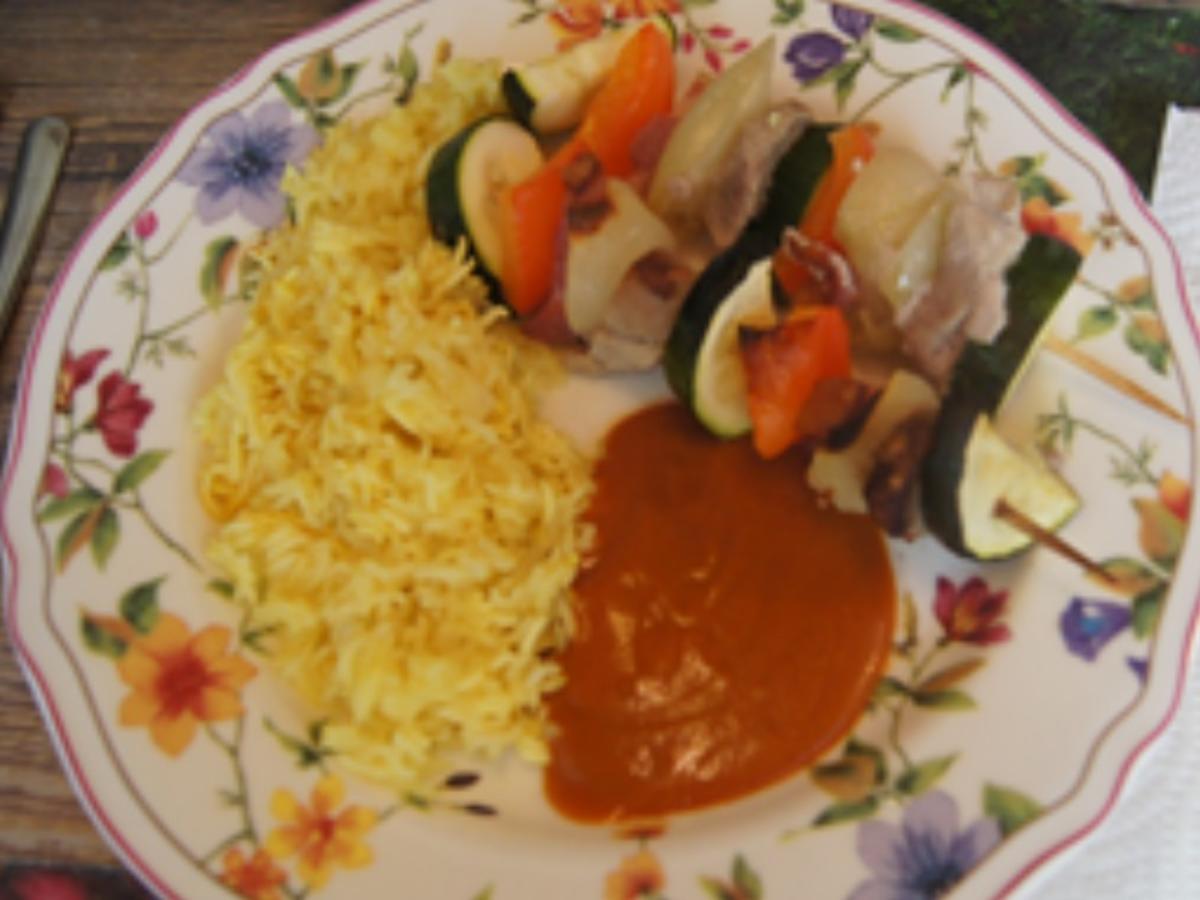 Schweinefilet-Bauchspeck-Gemüse-Spieße mit Currysauce und Curryreis ...