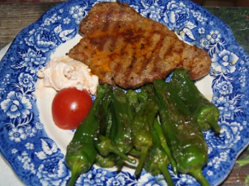 Rezept: Paprika-Nackensteak mit Bratpaprika, pikanten Frischkäse und Bauernbrot Bild Nr. 8 Paprika-Nackensteak mit Bratpaprika, pikanten Frischkäse und Bauernbrot - Rezept - Bild Nr. 8