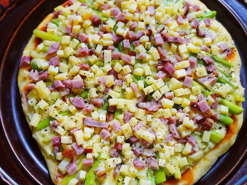 Grüne Pizza mit Spargel, Schinken und Salat - Rezept - Bild Nr. 16702