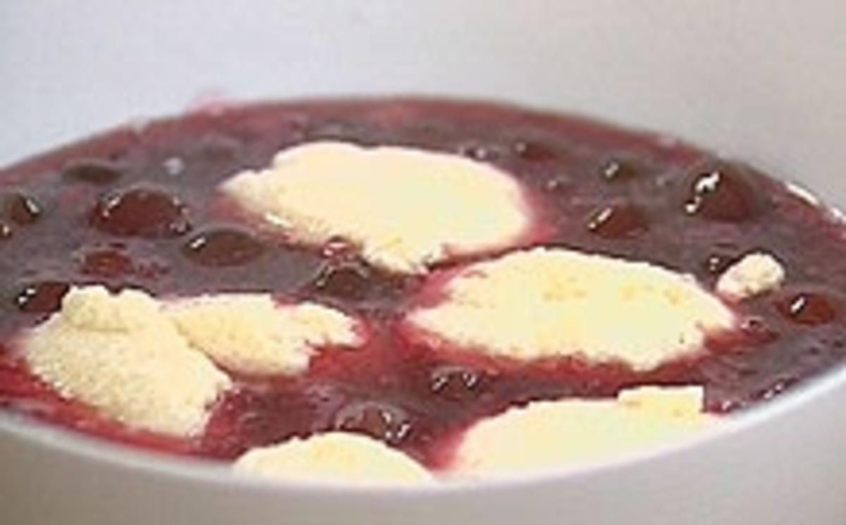 Kirschsuppe mit Froschaugen und Quarkknödel - Rezept - kochbar.de