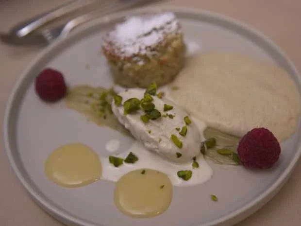 Tonkabohnen-Eis an Zucchiniküchlein mit Pistaziencreme - Rezept - Bild Nr. 2