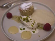 Tonkabohnen-Eis an Zucchiniküchlein mit Pistaziencreme - Rezept - Bild Nr. 2