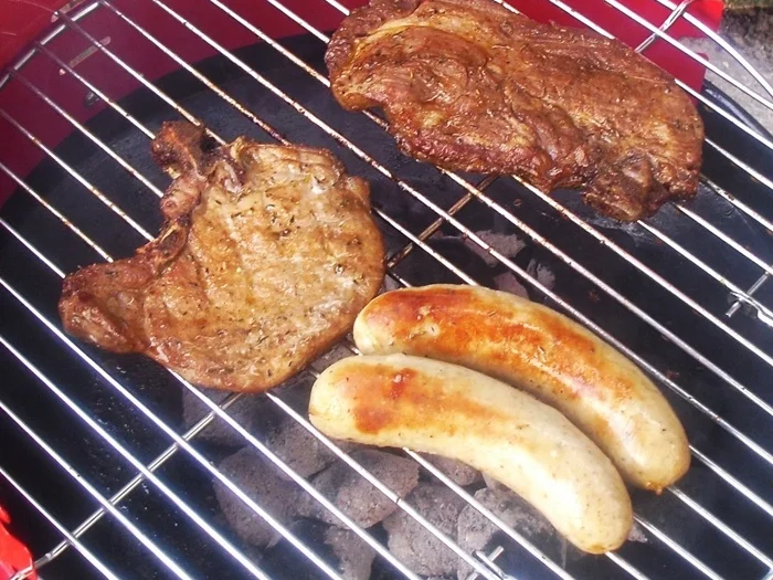 Gegrillte Nackenscheiben mit Thymian-Kartoffelecken - Rezept - Bild Nr. 16702