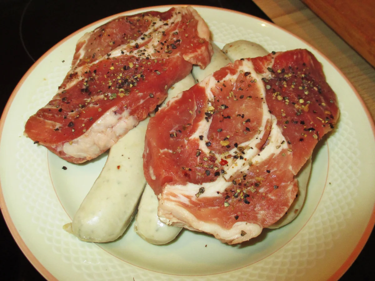 Gegrillte Nackenscheiben mit Thymian-Kartoffelecken - Rezept - Bild Nr. 16703