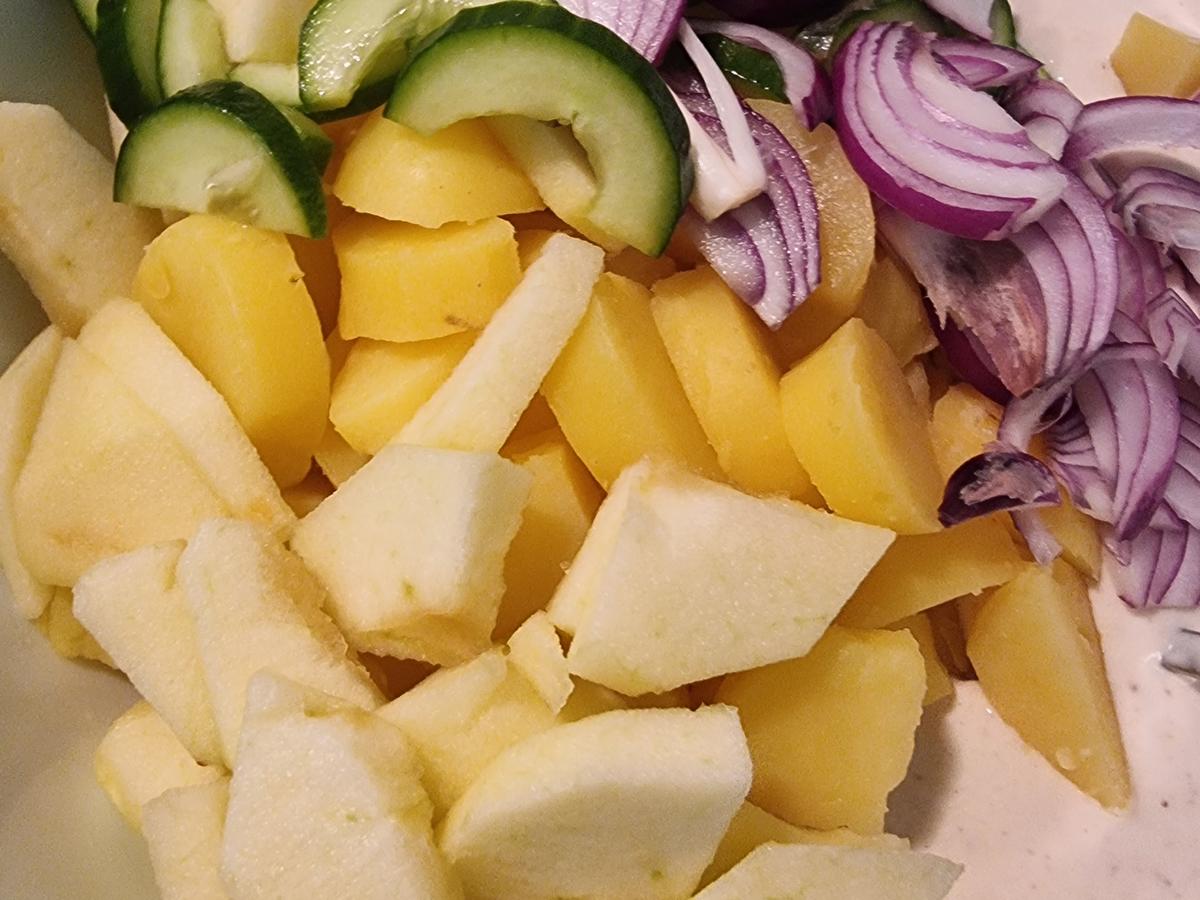 Kartoffelsalat mit Gurke und Apfel - Rezept - kochbar.de