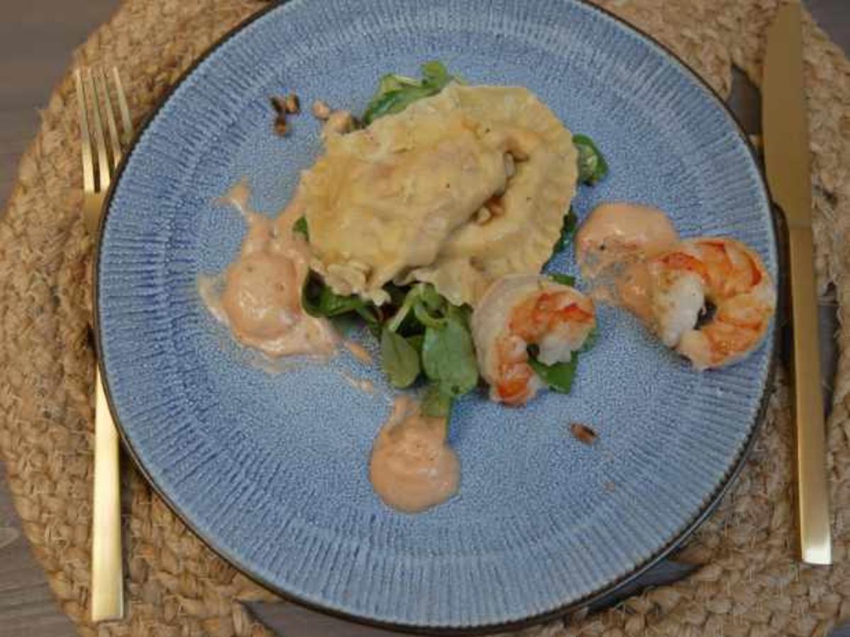 Feldsalat mit Granatapfelvinaigrette, Ravioli und Garnele - Rezept ...