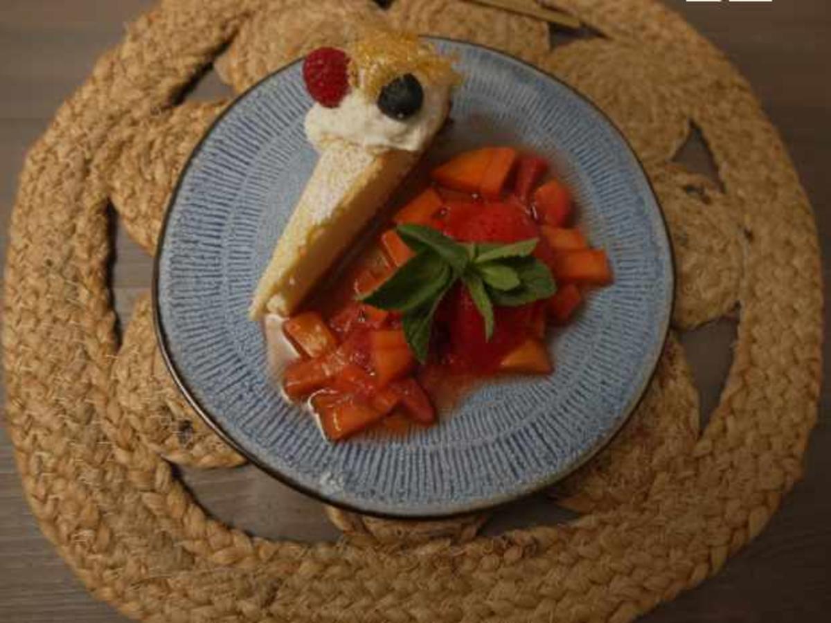 Käsekuchen mit Erdbeersorbet und Mango-Erdbeer-Ragout - Rezept - kochbar.de