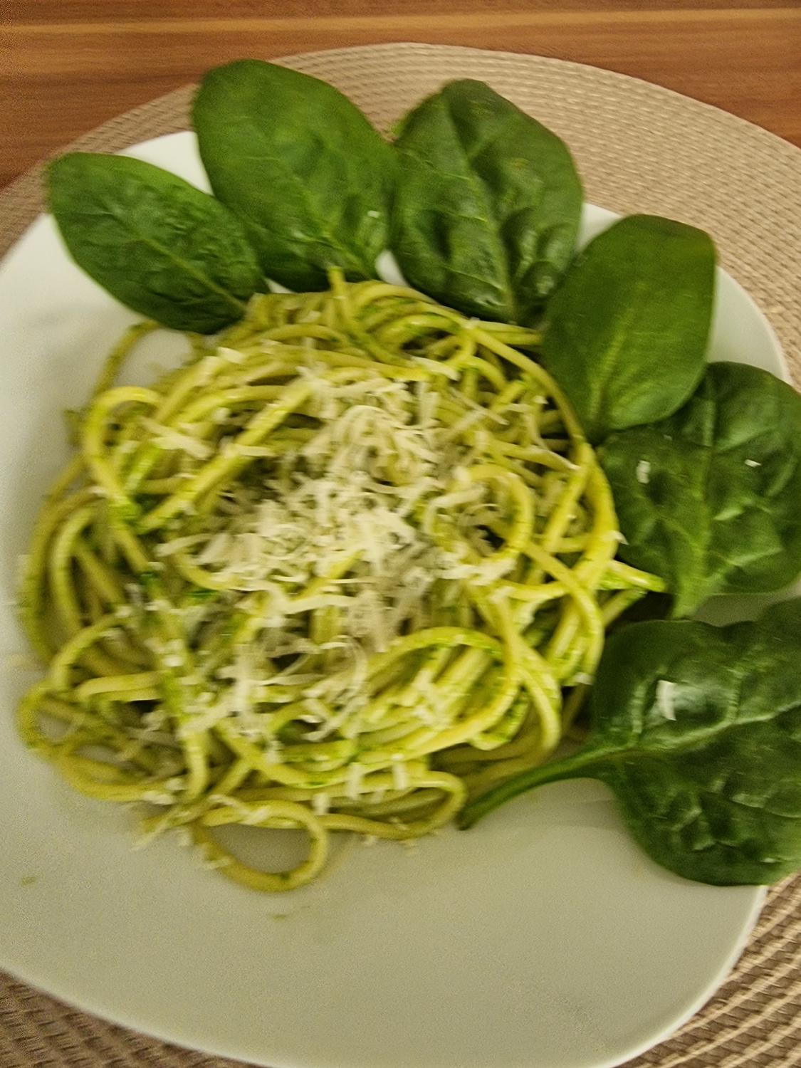 Spaghetti mit Spinat-Pesto - Rezept mit Bild - kochbar.de