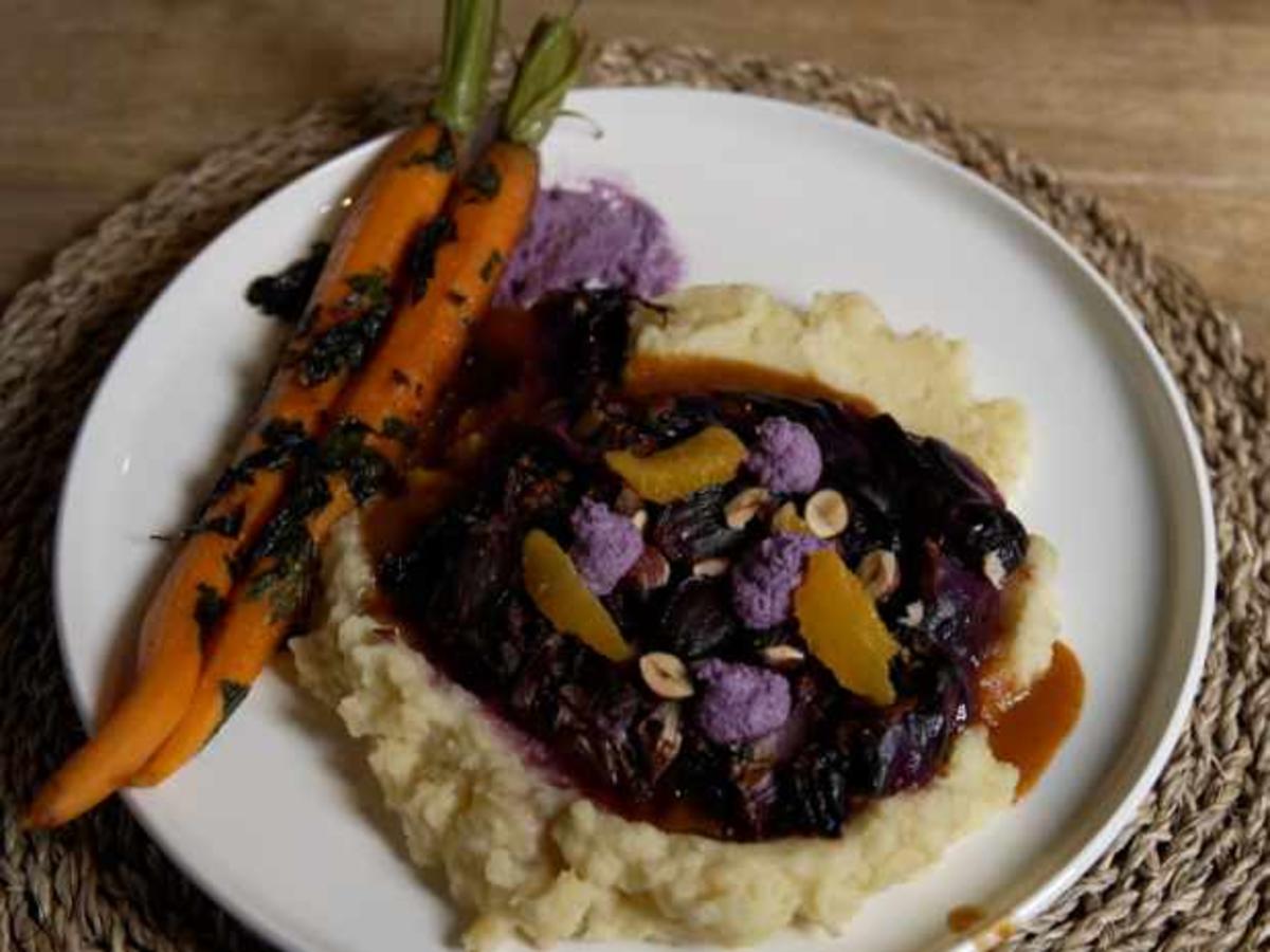 Rotkohl-Steak mit Cashew-Creme, Kartoffelpüree und glasierten Karotten ...