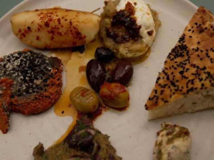 Gebrannte Auberginen, Muhammara und Buttermilchbrot - von Das perfekte ...