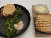 Beef Tatar auf Wildkräutersalat, dazu Striezel und Parmesanchip - Rezept - Bild Nr. 16702