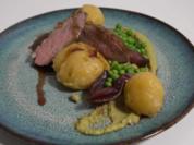 Gebratenes Entenfilet mit Wildkräuter-Knödel und Erbsenpüree - Rezept - Bild Nr. 2