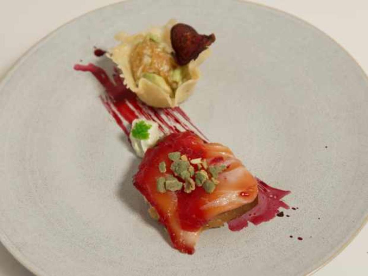 Gebeizter Lachs mit Lachstatar und Wasabi Creme - Rezept - kochbar.de