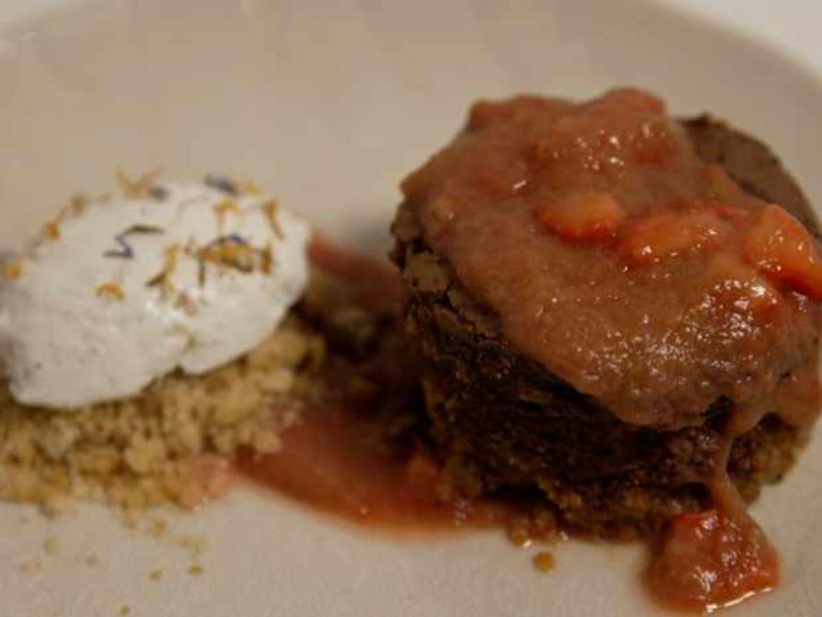 Brownie mit Rhabarberkompott und Vanilleeis - Rezept - kochbar.de