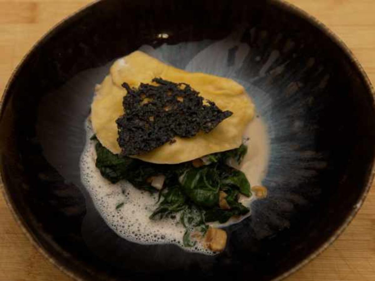 Ravioli mit Käse-Emulsion, Spinat und Korallen-Cracker - Rezept ...