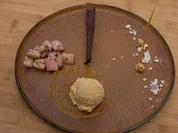 Ganache-Tarte mit Karamelleis und Rhabarbersalat - Rezept - Bild Nr. 2