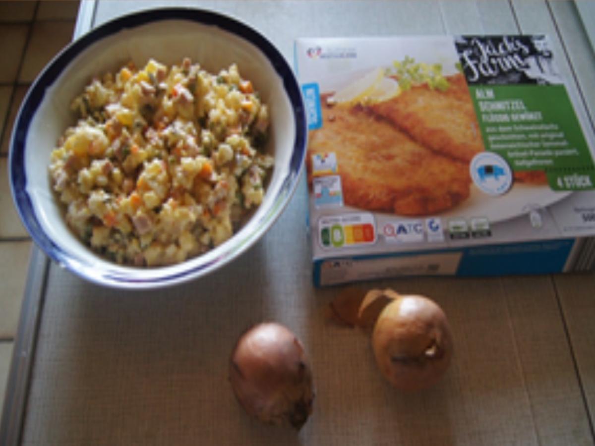 Alm Schnitzel mit gebratener Zwiebel und tschechischen Kartoffelsalat ...