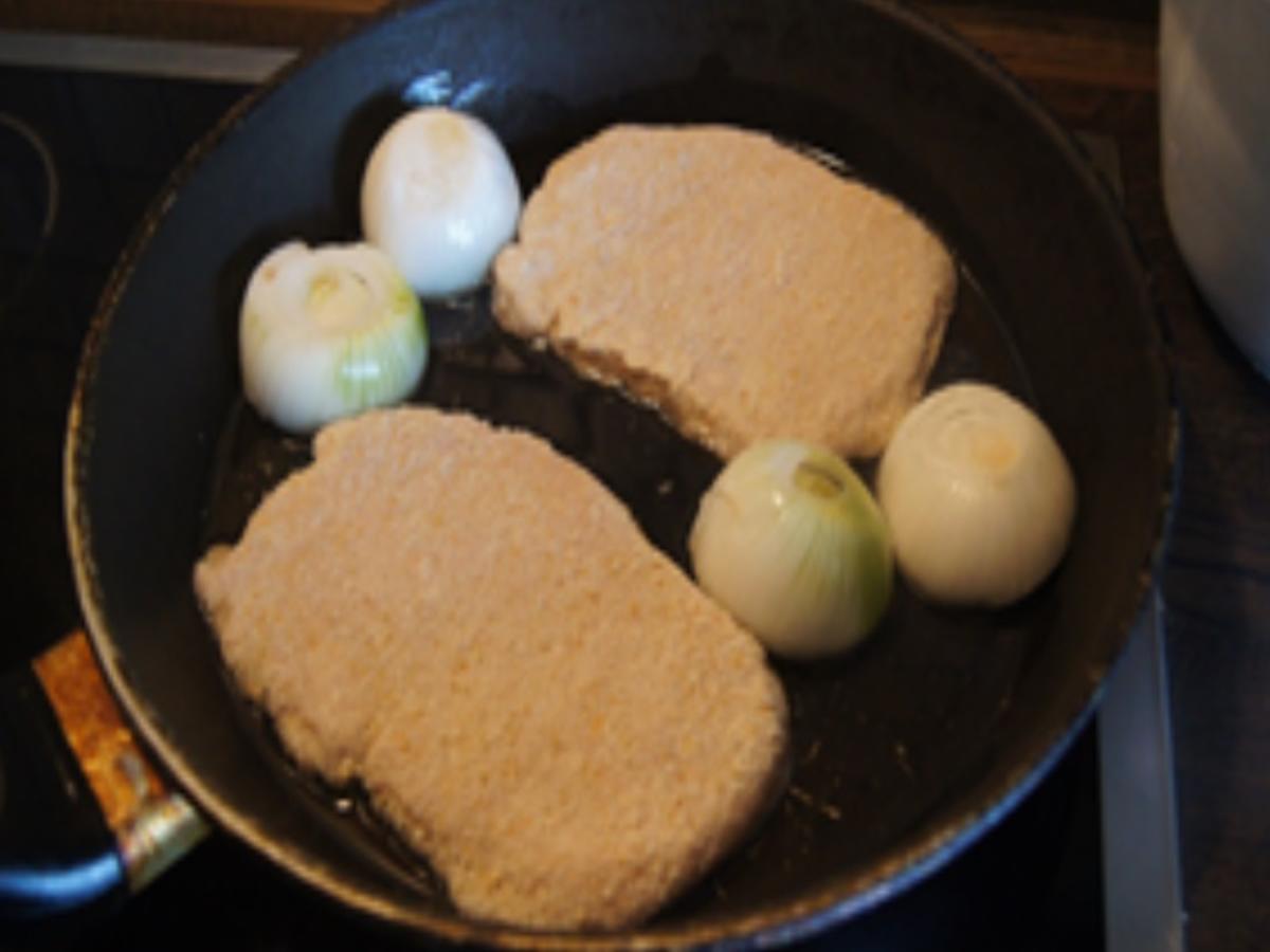 Alm Schnitzel mit gebratener Zwiebel und tschechischen Kartoffelsalat ...