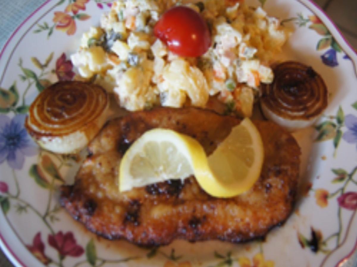 Alm Schnitzel mit gebratener Zwiebel und tschechischen Kartoffelsalat ...