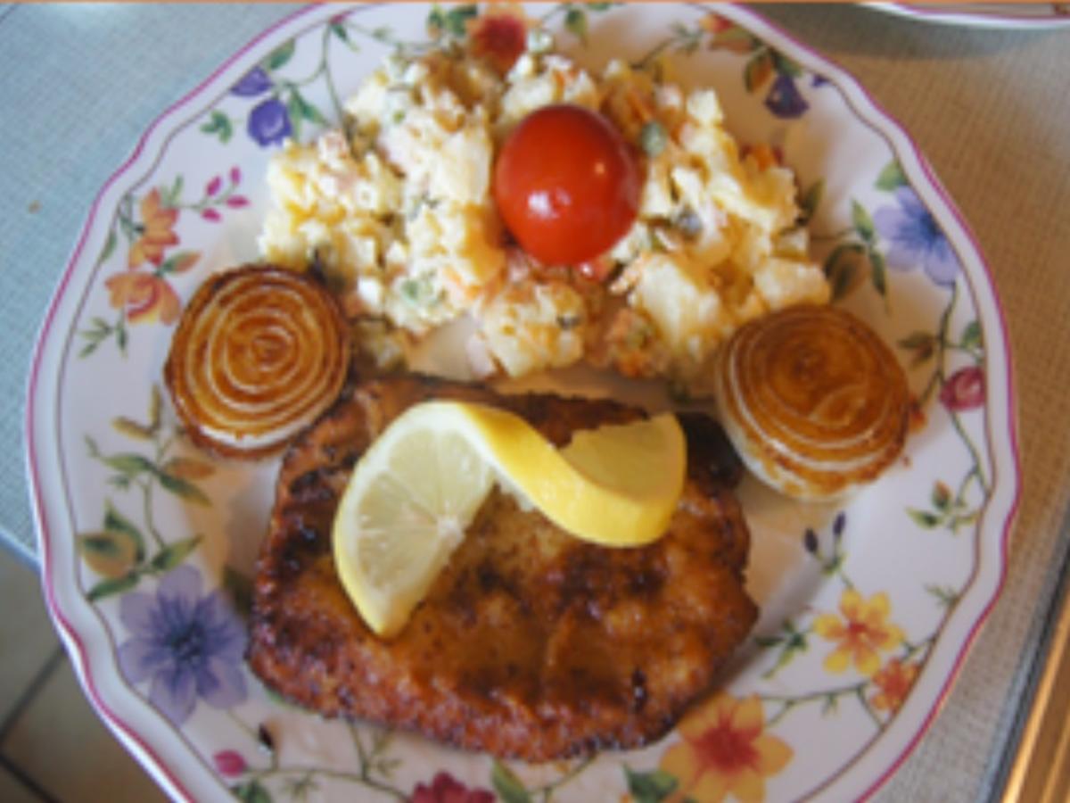 Alm-Schnitzel mit gebratener Zwiebel und tschechischen Kartoffelsalat ...