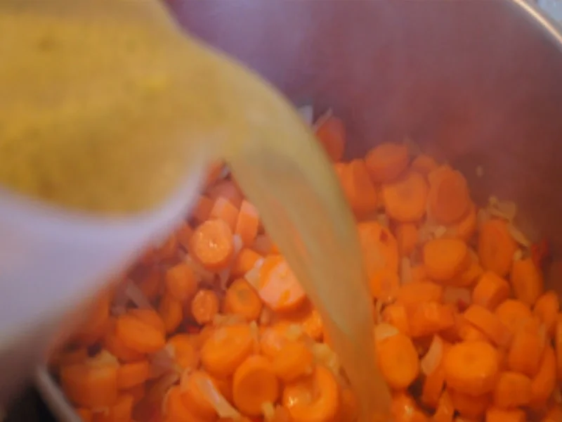 Rezept: Asiatisch gewürzte Möhrensuppe mit Garnelenspieß Bild Nr. 7 Asiatisch gewürzte Möhrensuppe mit Garnelenspieß - Rezept - Bild Nr. 7