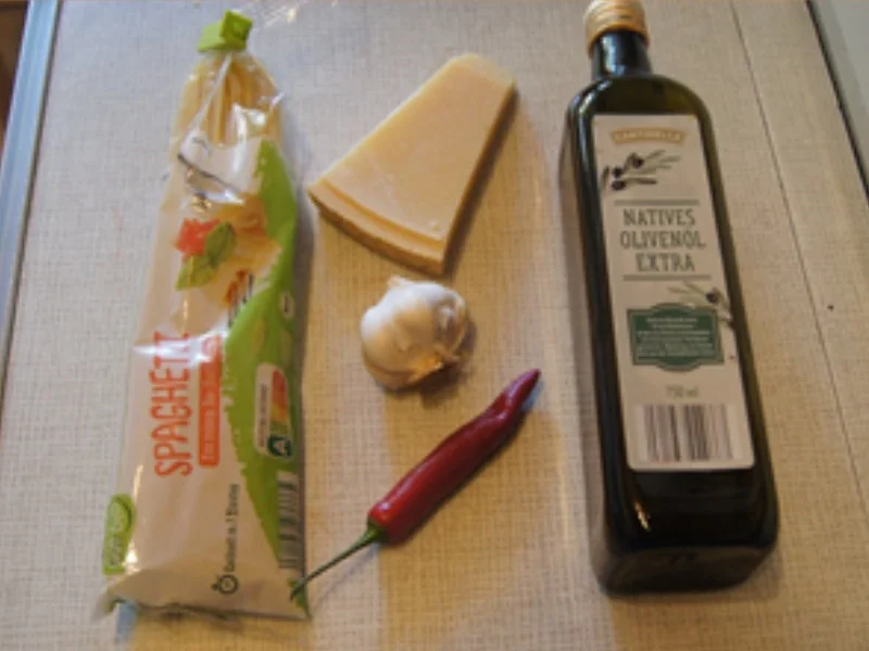 Rezept: Spaghetti aglio, olio e peperoncino mit Parmesan Bild Nr. 16704 Spaghetti aglio, olio e peperoncino mit Parmesan - Rezept - Bild Nr. 16704