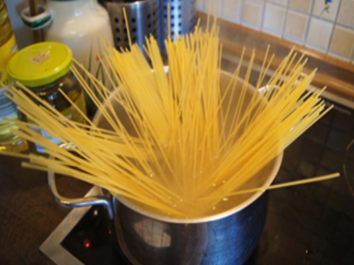 Spaghetti aglio, olio e peperoncino mit Parmesan - Rezept - Bild Nr. 16705
