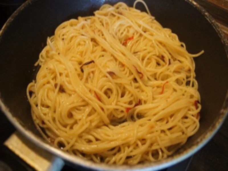 Rezept: Spaghetti aglio, olio e peperoncino mit Parmesan Bild Nr. 16711 Spaghetti aglio, olio e peperoncino mit Parmesan - Rezept - Bild Nr. 16711