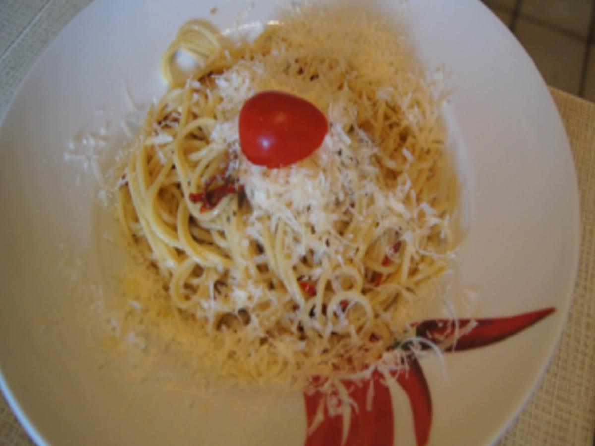 Spaghetti aglio, olio e peperoncino mit Parmesan - Rezept - Bild Nr. 16712