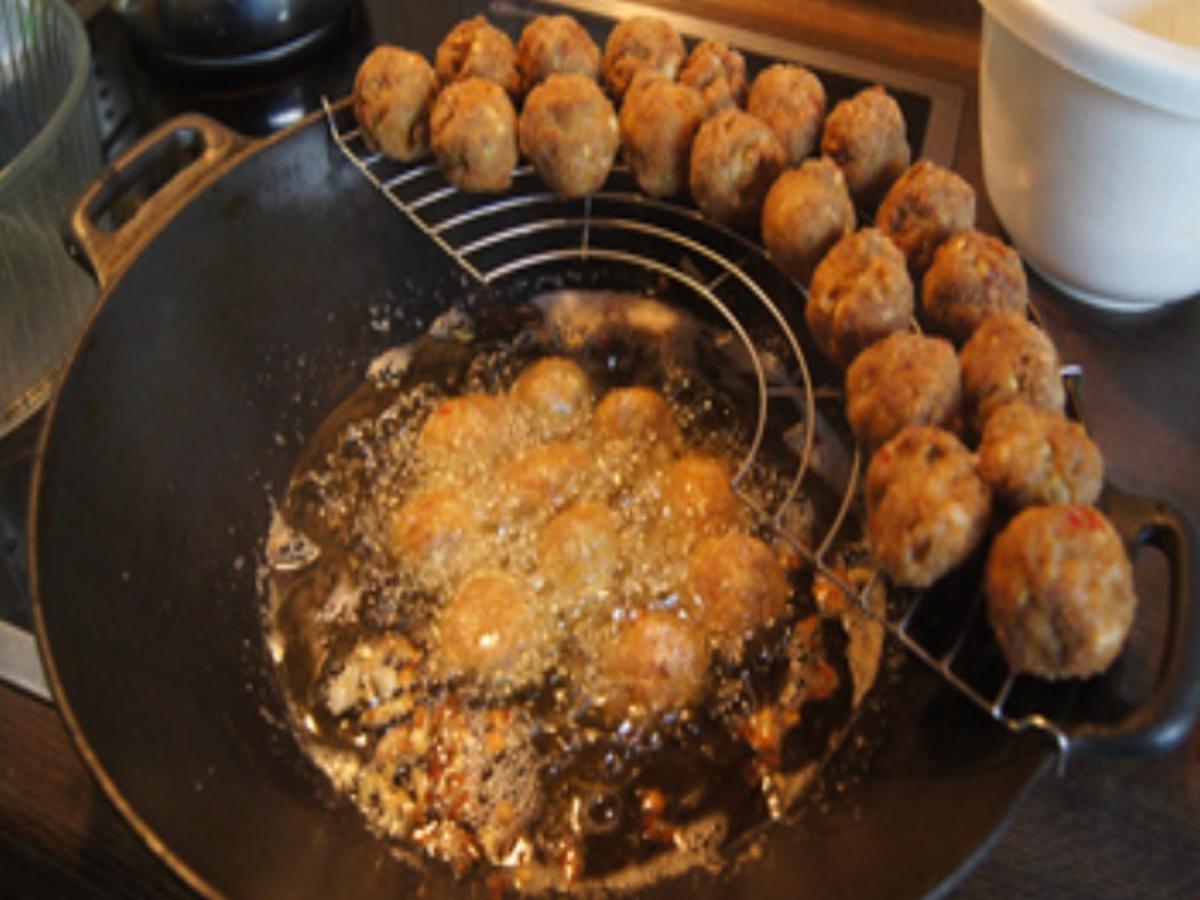 Frittierte Hackfleischbällchen mit Gemüse süß-sauer und Jasmin Reis ...