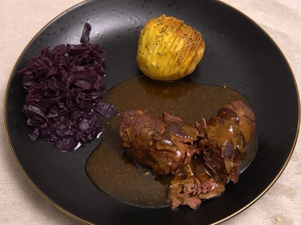 Roulade mit Fächerkartoffeln und Rotkohl - Rezept - Bild Nr. 2