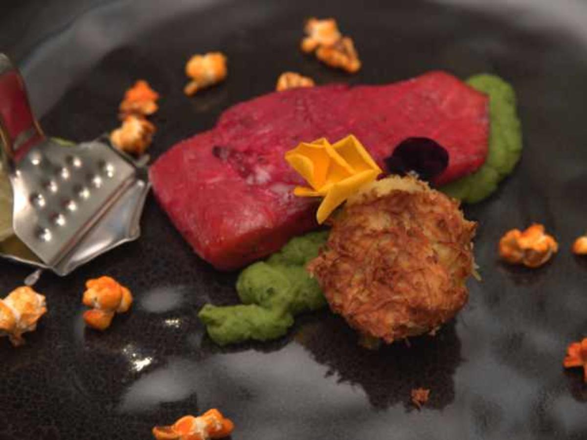 Rote-Beete-Beize mit Kartoffelstroh-Muffin und Erbsen-Minze-Püree ...