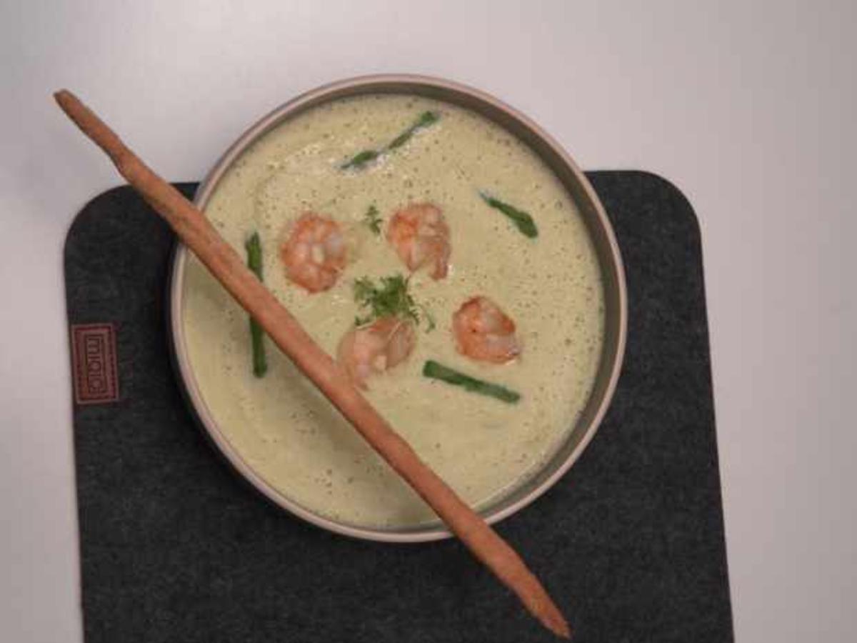 Spargelcremesuppe mit Scampis und Baguette - Rezept - kochbar.de