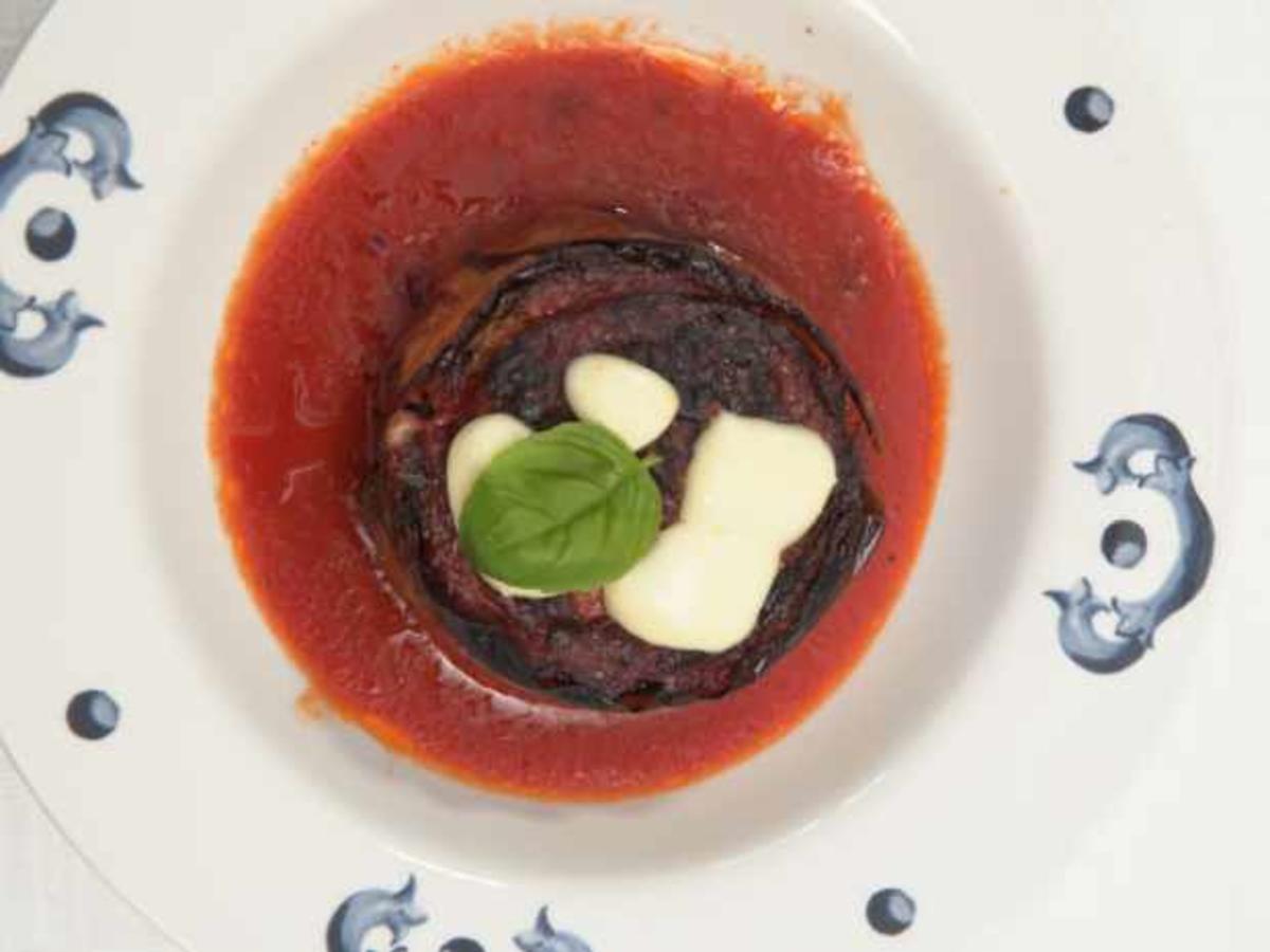 Parmigiana di Melanzane - Auberginen mit Parmesan - Rezept - kochbar.de