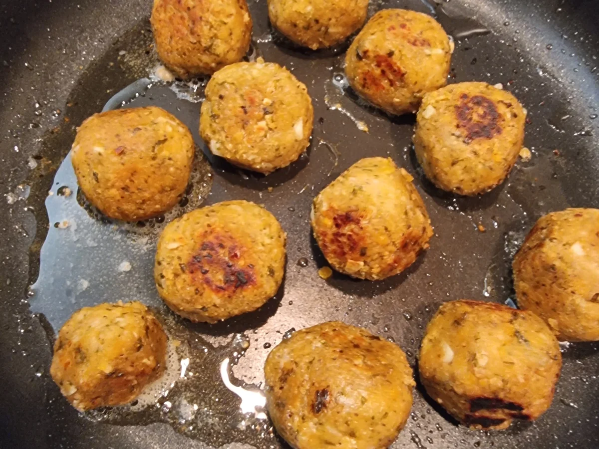 Linsenbällchen mit Spaghetti und Tomatensauce - Rezept - Bild Nr. 16732