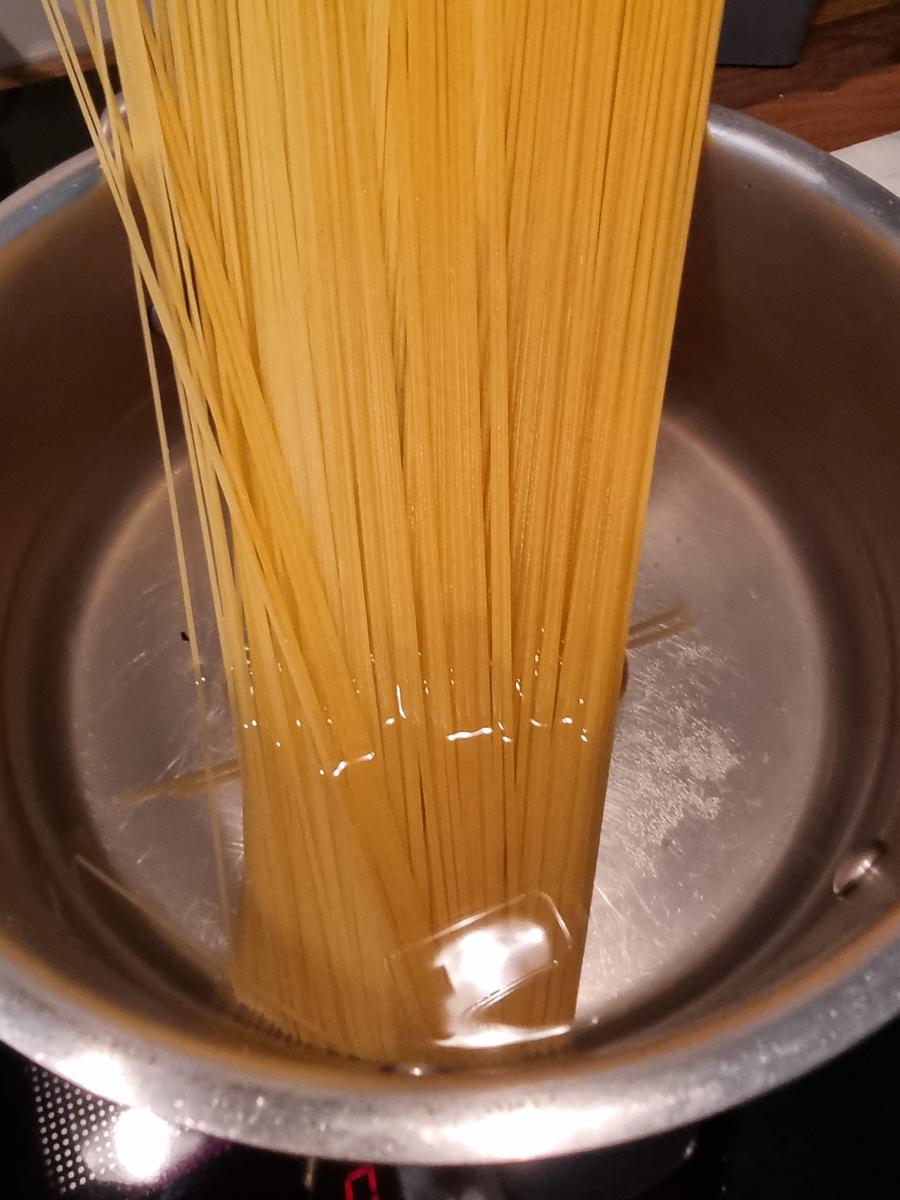 Linsenbällchen mit Spaghetti und Tomatensauce - Rezept - Bild Nr. 16739