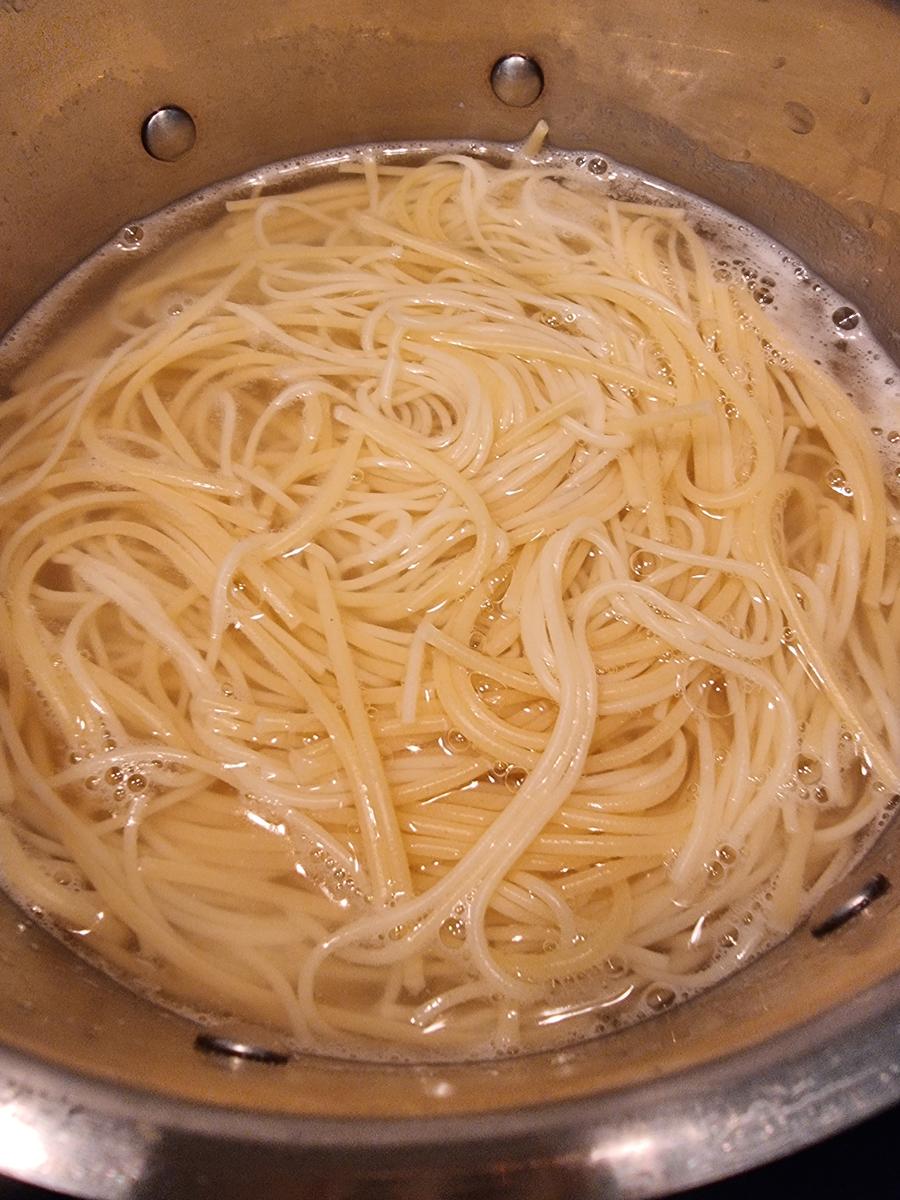 Linsenbällchen mit Spaghetti und Tomatensauce - Rezept - Bild Nr. 16740