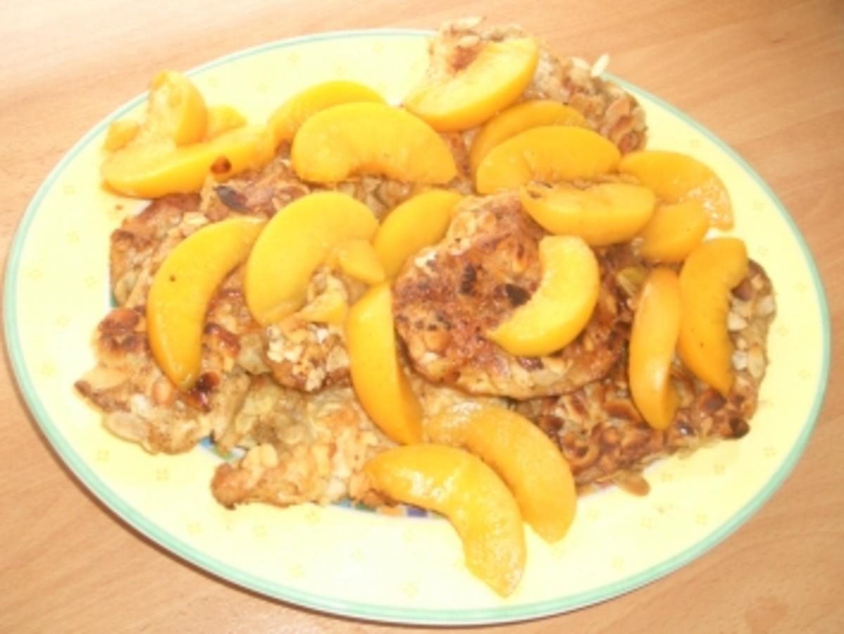 Puten-Mandel-Schnitzel mit Pfirsichen - Rezept