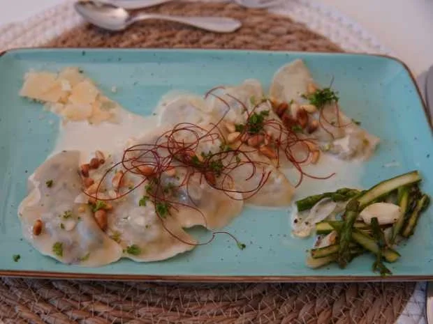 Teigtaschen, gefüllt mit Spargel und Pilzen mit Zitronen-Weißwein-Sauce - Rezept - Bild Nr. 16730