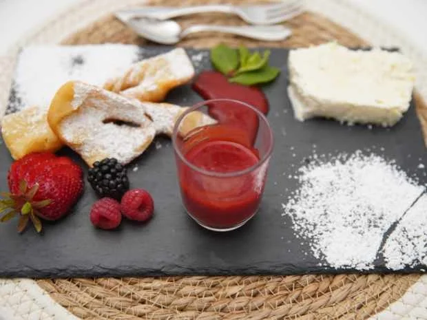 Schmalzgebäck mit Parfait und Erdbeerpüree - Rezept - Bild Nr. 2