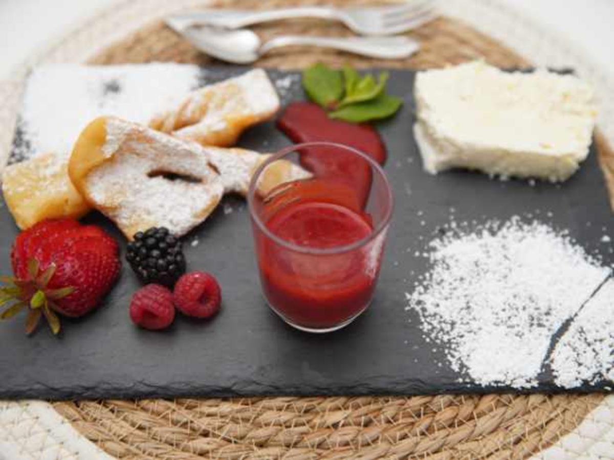 Schmalzgebäck mit Parfait und Erdbeerpüree - Rezept - kochbar.de