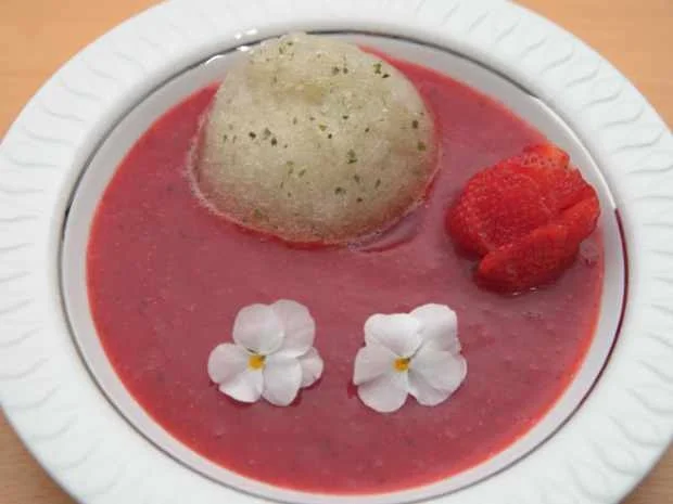 Kräutersorbet auf einem Spiegel von sonnengereiften Erdbeeren - Rezept - Bild Nr. 2