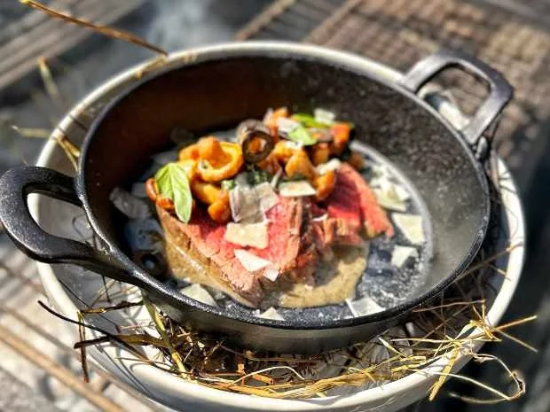 Rezept: Rinderfilet aus dem Heu mit Olivencreme und Pfifferlingen (Gustav Schäfer) Bild Nr. 2 Rinderfilet aus dem Heu mit Olivencreme und Pfifferlingen (Gustav Schäfer) - Rezept - Bild Nr. 2